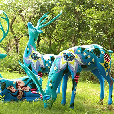 彩绘麋鹿玻璃钢雕塑，栩栩如生精雕细琢的代表作!