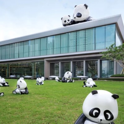 建筑楼顶摆放什么样的雕塑合适，国宝熊猫雕塑是非常好的选择!