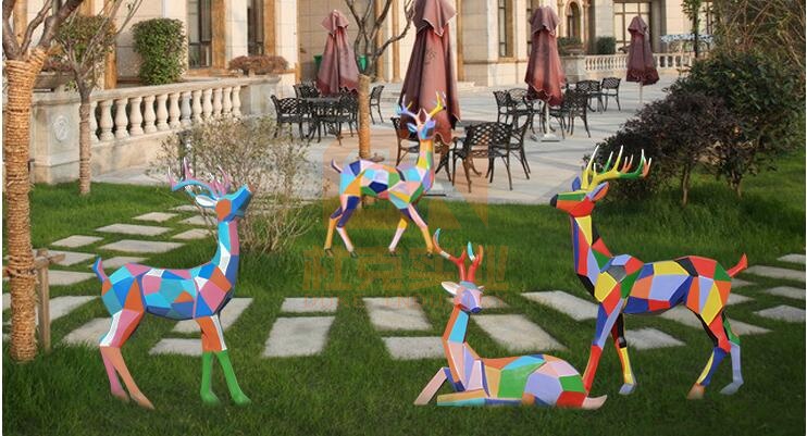 玻璃钢七彩鹿雕塑，户外园林首选雕塑！