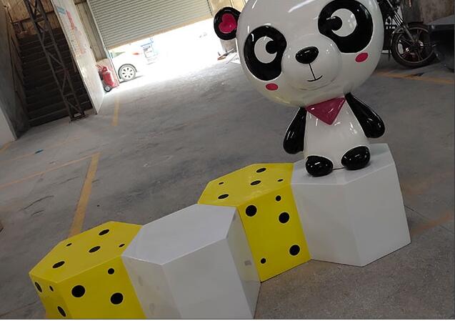 创意熊猫雕塑座椅，商场美陈雕塑座椅首选!