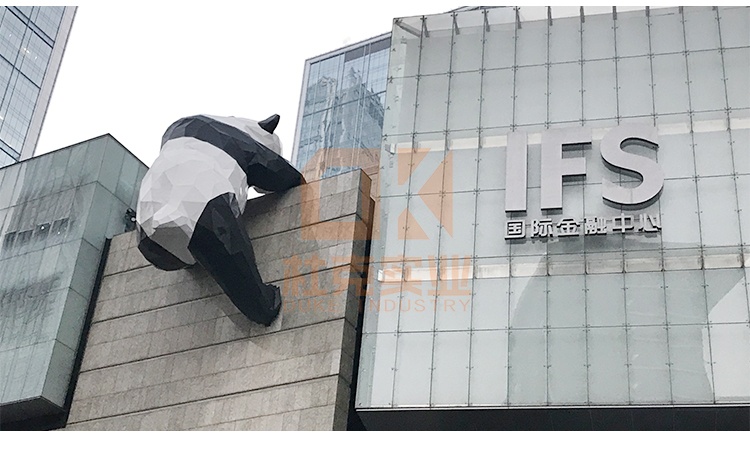大型玻璃钢熊猫爬墙雕塑