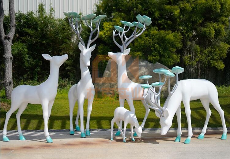 玻璃钢云朵鹿雕塑摆件，创意景观雕塑摆件！