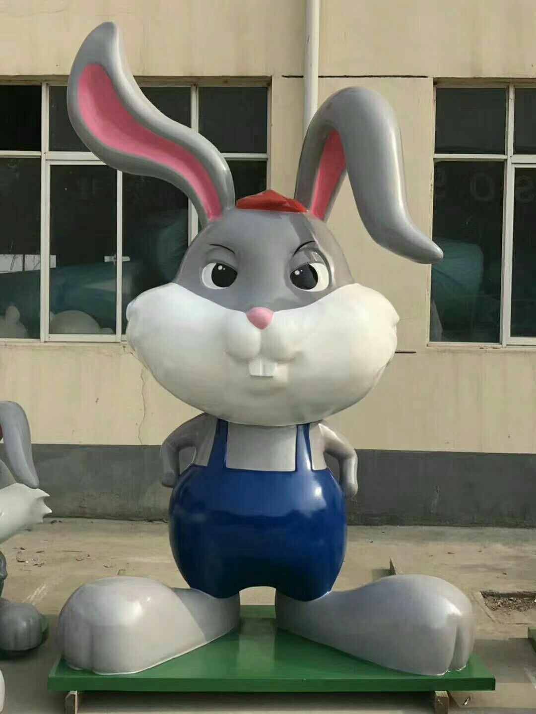 幼儿园、学校区域雕塑装饰，都喜欢用玻璃钢兔子雕塑!