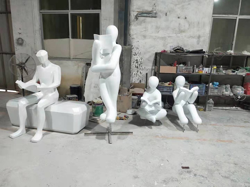 浙江省丽水市外国语学校玻璃钢读书人物雕塑制作完成