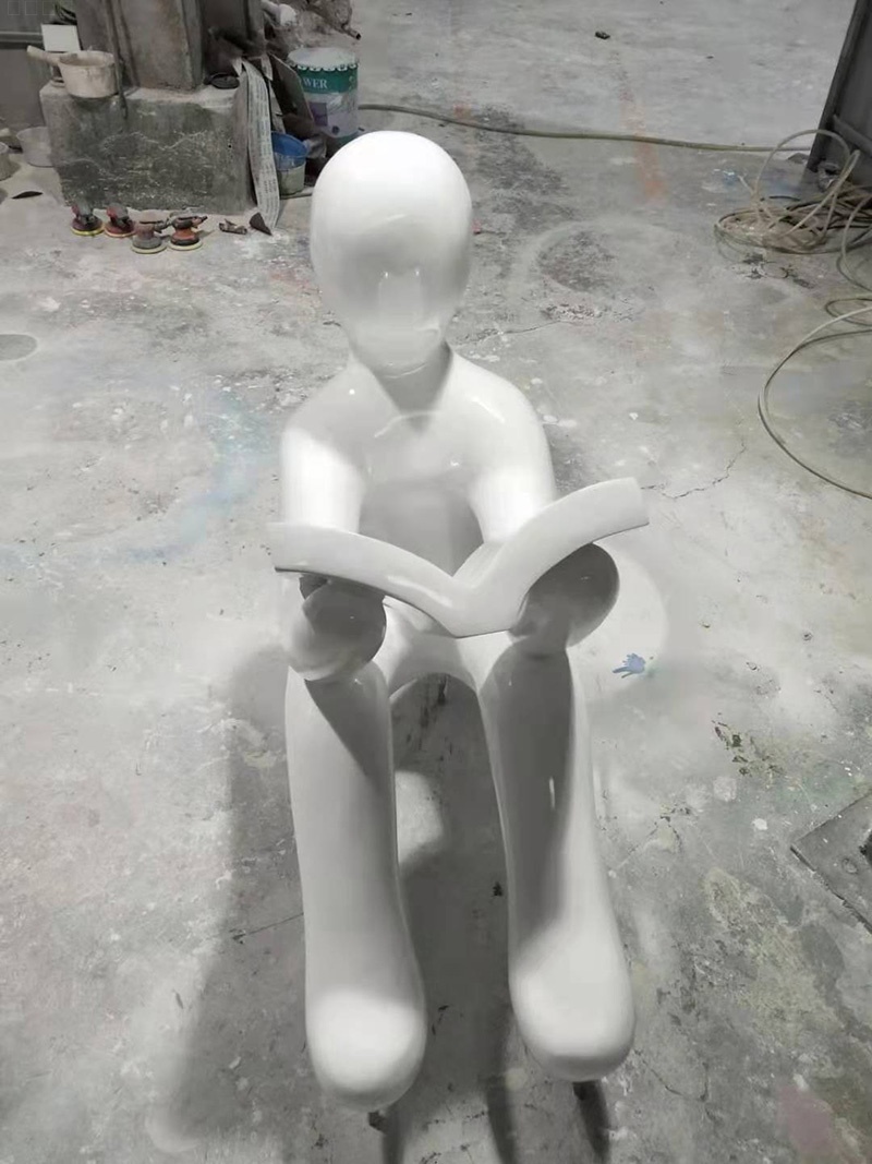 浙江省丽水市外国语学校玻璃钢读书人物雕塑制作完成