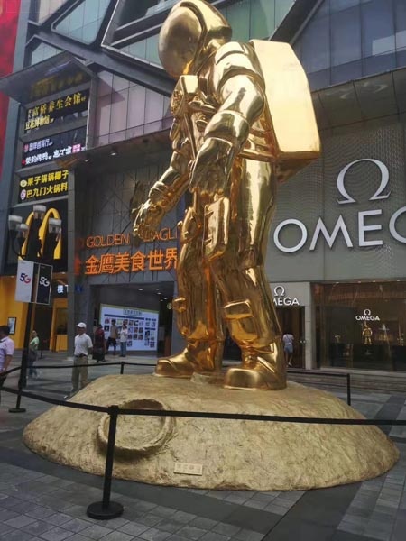重庆解放碑8米超霸气太空人雕塑