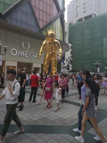 重庆解放碑8米超霸气太空人雕塑