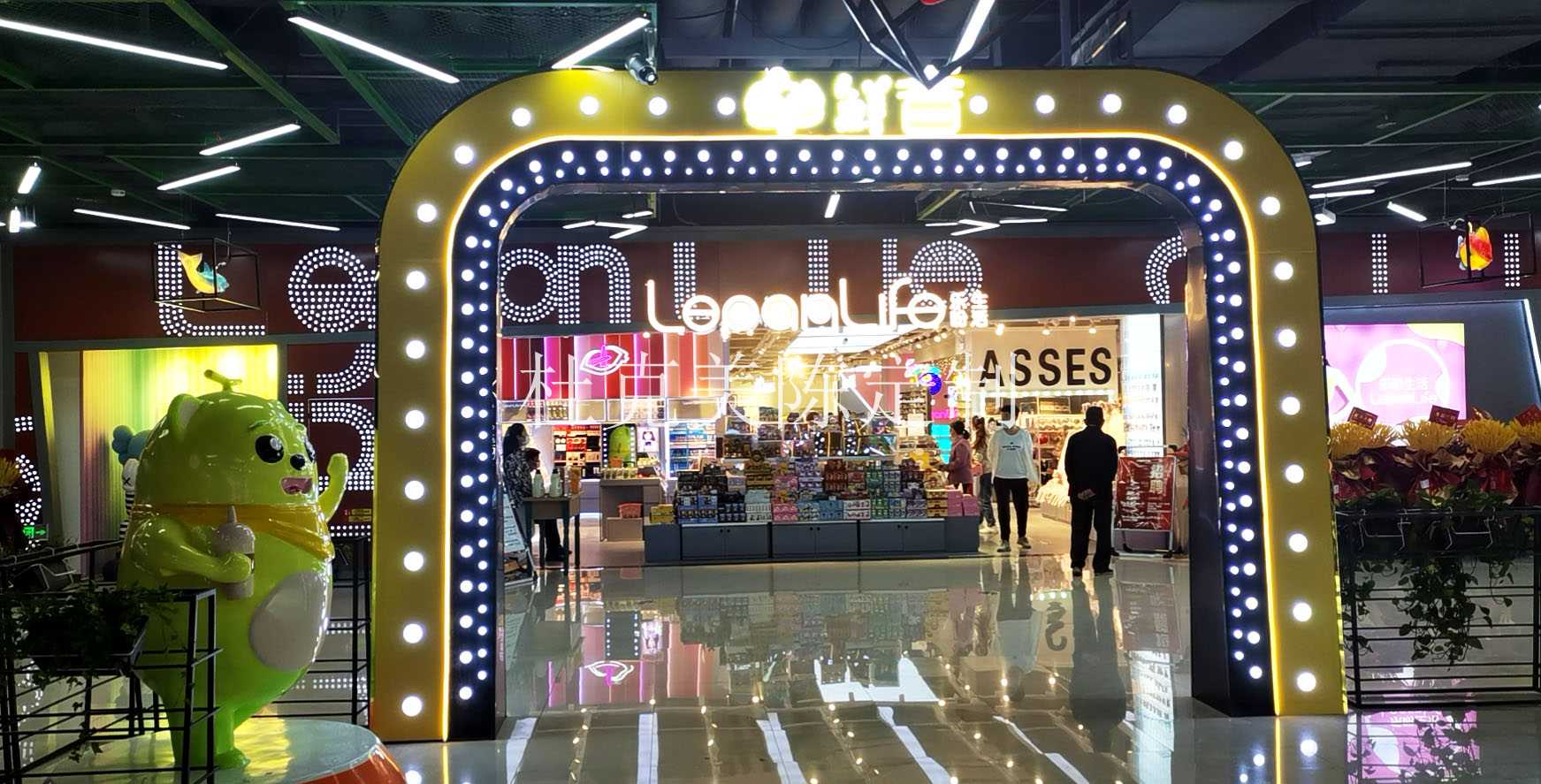 玻璃钢卡通熊雕塑创意IP形象摆件 玻璃钢卡通熊雕塑创意IP形象摆件