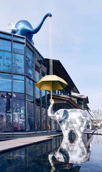 无锡融创文旅城商业街雕塑-玻璃钢大象雕塑摆件!